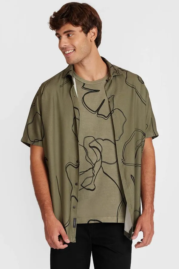 Camisa Manga Curta Regular Estampa Floral Militar - M