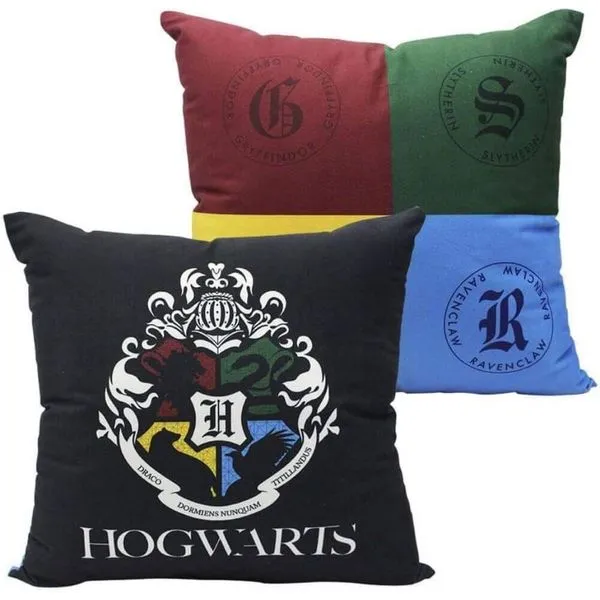 Almofada Fibra Veludo 40x40cm Harry Potter Hogwarts Casas - Zona Criativa