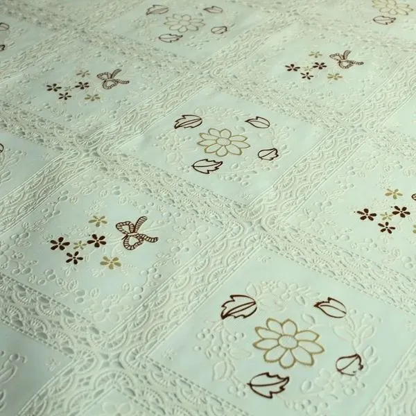 Toalha De Mesa Plast.Co Bordada Delicada 140x220cm 0850 (MP)