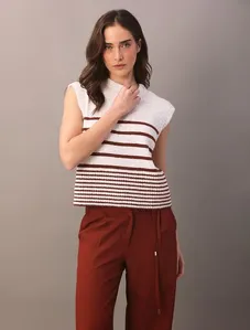 Colete Calvin Klein Feminino de Tricot Com Listras Diferentes - Off White Colete Calvin Klein Feminino de Tricot Com Listras Diferentes Off White g