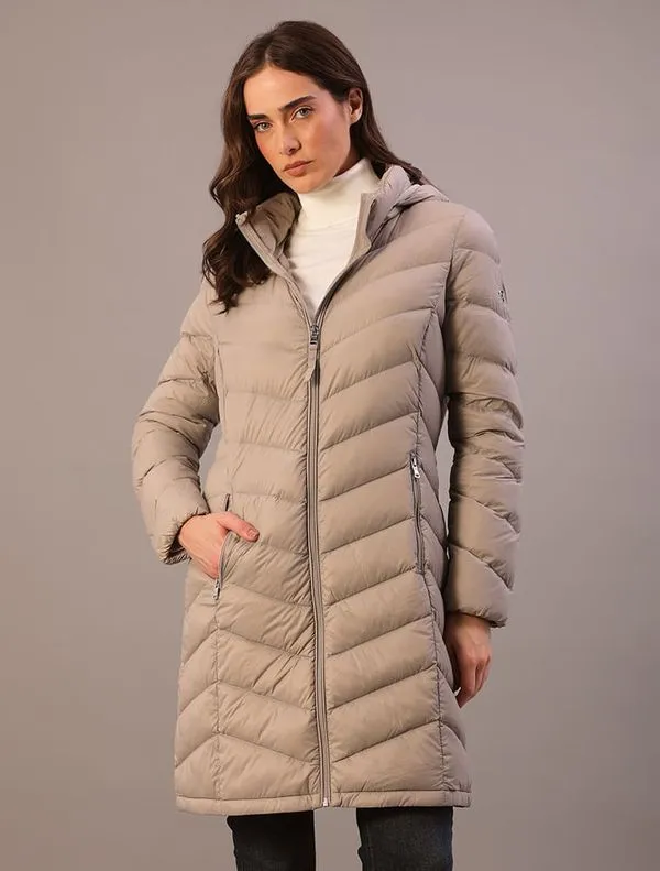 Jaqueta Calvin Klein Feminina Alongada Matelassê Capuz Remo - Light Grey Jaqueta Calvin Klein Feminina Alongada Matelassê Capuz Remo Light Grey m
