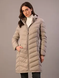 Jaqueta Calvin Klein Feminina Alongada Matelassê Capuz Remo - Light Grey Jaqueta Calvin Klein Feminina Alongada Matelassê Capuz Remo Light Grey m