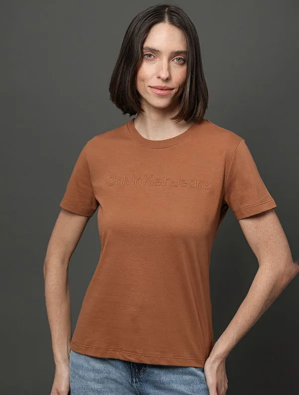 Camiseta Feminina Bordado Alto Relevo Calvin Klein Jeans - Havana Camiseta Feminina Bordado Alto Relevo Calvin Klein Jeans Havana p