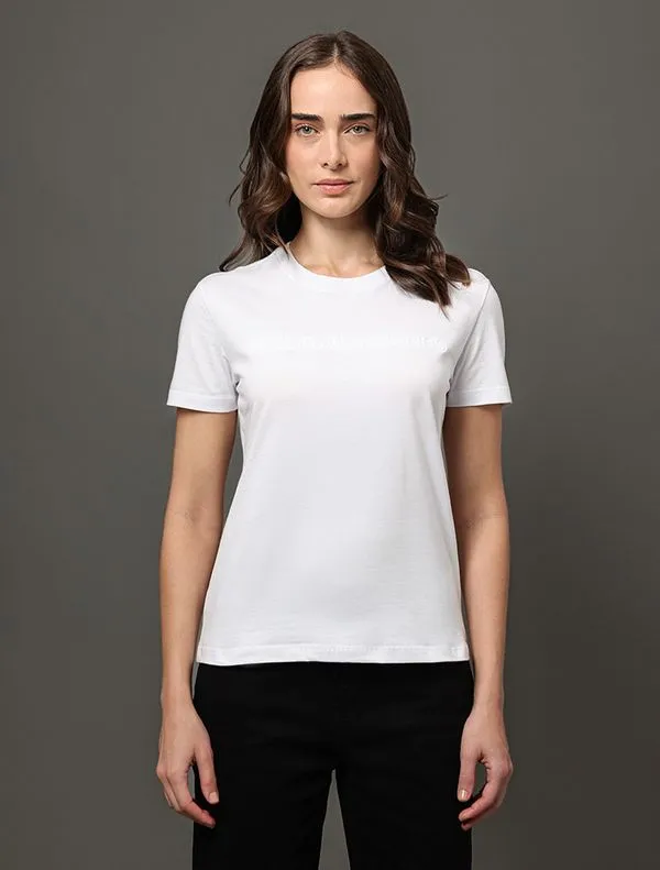 Camiseta Feminina Bordado Alto Relevo Calvin Klein Jeans - Branco Camiseta Feminina Bordado Alto Relevo Calvin Klein Jeans Branco Gg