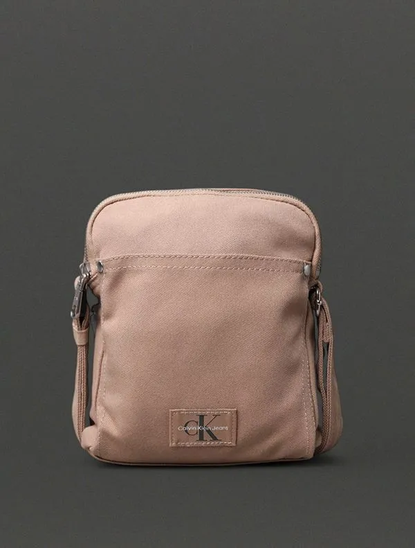 Bolsa Masculina Mini Sport Essentials Calvin Klein Jeans - Caqui Claro Bolsa Masculina Mini Sport Essentials Calvin Klein Jeans Caqui Claro u
