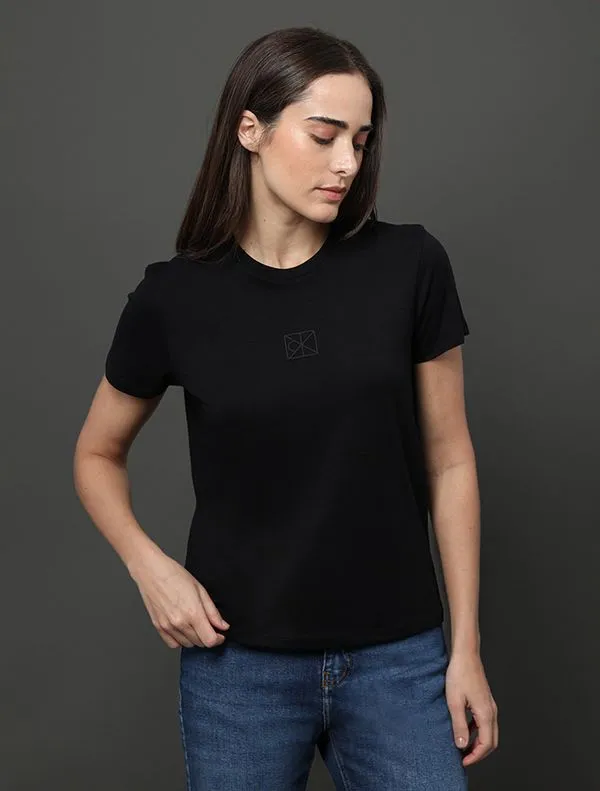 Camiseta Feminina Rubber Patch Calvin Klein - Preto Camiseta Feminina Rubber Patch Calvin Klein Preto m