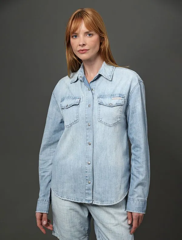 Camisa Jeans Feminina Overshirt Calvin Klein Jeans - Azul Claro Camisa Jeans Feminina Overshirt Calvin Klein Jeans Azul Claro m