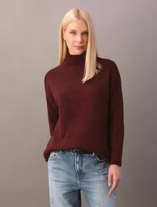Tricot Calvin Klein Jeans Feminino Gola Alta e Canelado Lateral - Bordo Tricot Calvin Klein Jeans Feminino Gola Alta e Canelado Lateral Bordo p