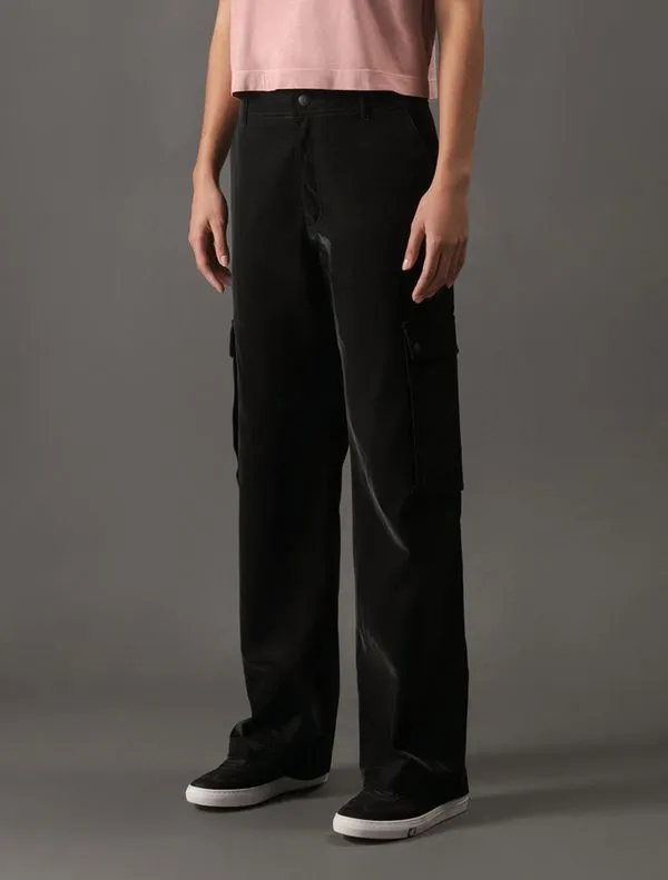 Calça Feminina de Leather Acetinado Calvin Klein Jeans - Preto Calça Feminina de Leather Acetinado Calvin Klein Jeans Preto 44