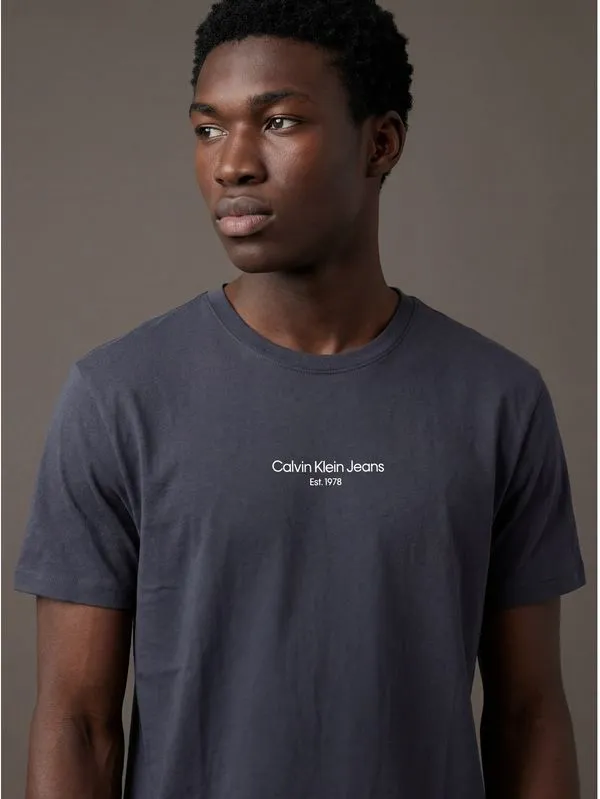 Camiseta Manga Curta Calvin Klein Jeans Masculino Logo Est.1978 - Marinho Camiseta Manga Curta Calvin Klein Jeans Masculino Logo Est.1978 Marinho Gg