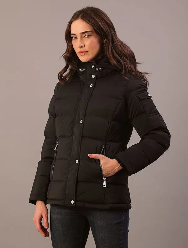Jaqueta Calvin Klein Feminina Down Matelassê Botões e Capuz - Preto Jaqueta Calvin Klein Feminina Down Matelassê Botões e Capuz Preto m