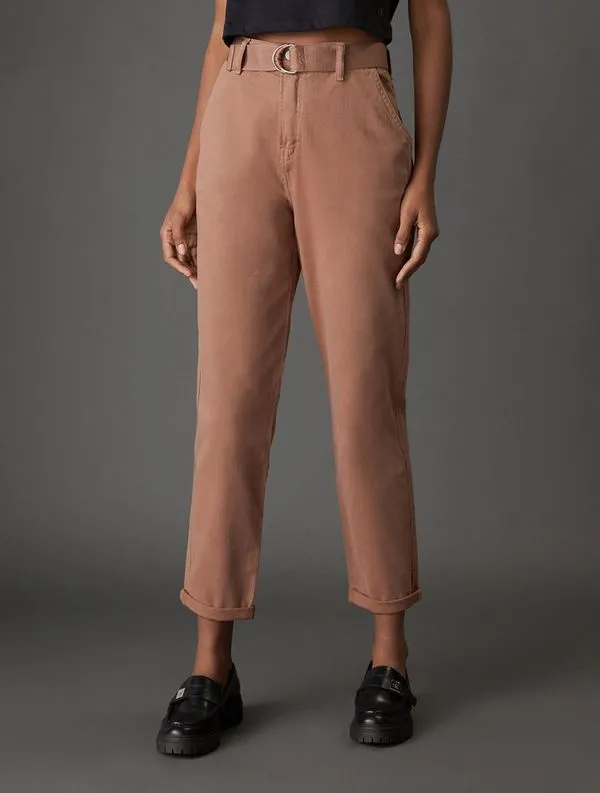 Calça Feminina Color Mom Com Cinto Calvin Klein Jeans - Terra Calça Feminina Color Mom Com Cinto Calvin Klein Jeans Terra 46