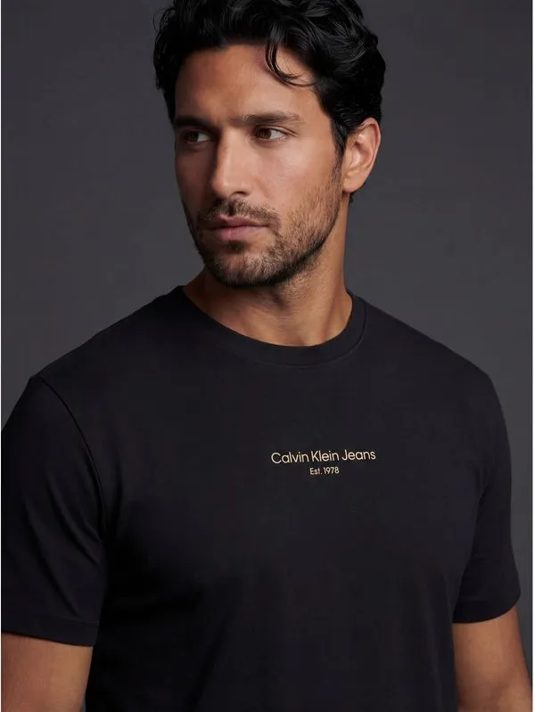 Camiseta Manga Curta Calvin Klein Jeans Masculino Logo Est.1978 - Preto Camiseta Manga Curta Calvin Klein Jeans Masculino Logo Est.1978 Preto Ggg