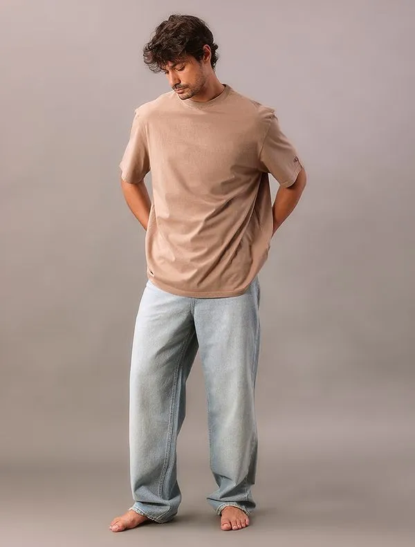 Camiseta Manga Curta Calvin Klein Jeans Masculino Oversized Calvin Klein Manga - Caqui Medio Camiseta Manga Curta Calvin Klein Jeans Masculino Oversized Calvin Klein Manga Caqui Medio Ggg