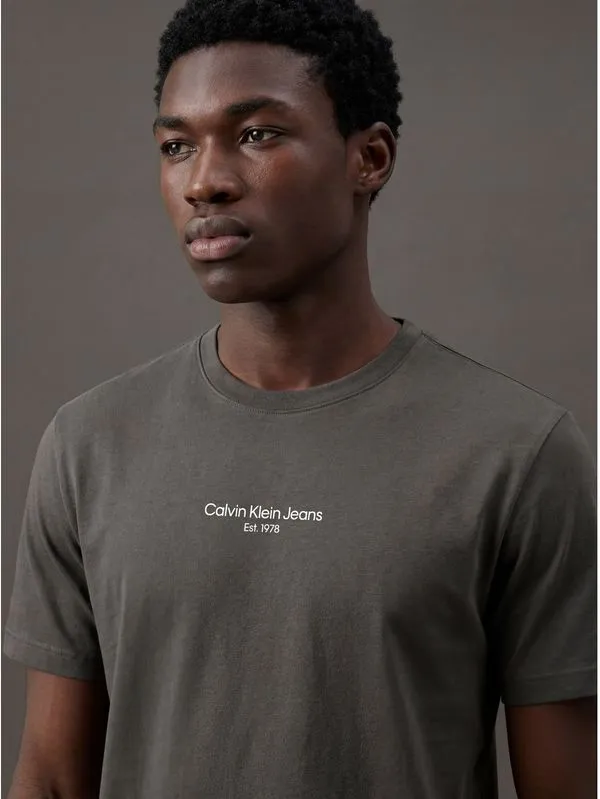 Camiseta Manga Curta Calvin Klein Jeans Masculino Logo Est.1978 - Chumbo Camiseta Manga Curta Calvin Klein Jeans Masculino Logo Est.1978 Chumbo g