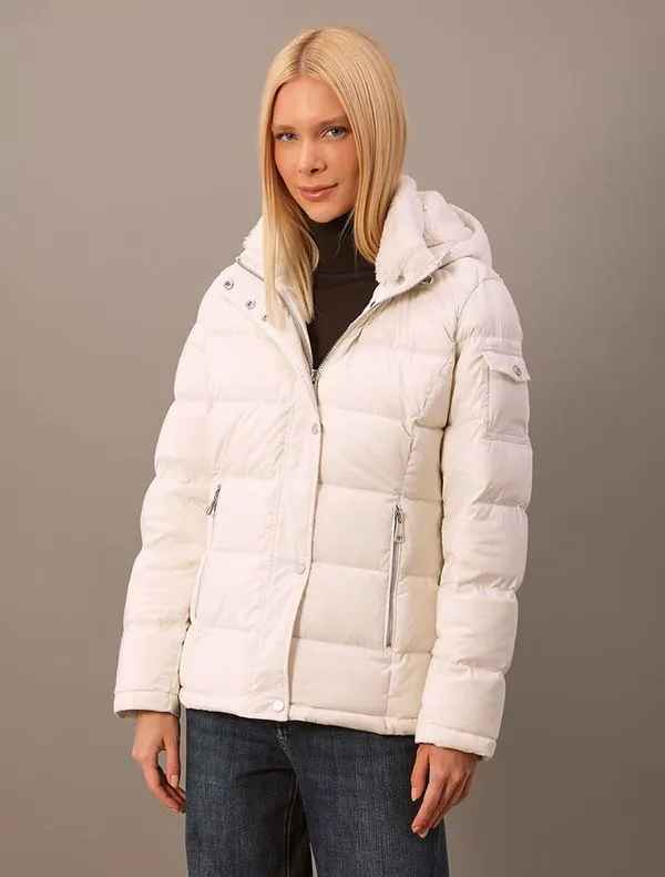 Jaqueta Calvin Klein Feminina Down Matelassê Botões e Capuz - Off White Jaqueta Calvin Klein Feminina Down Matelassê Botões e Capuz Off White m
