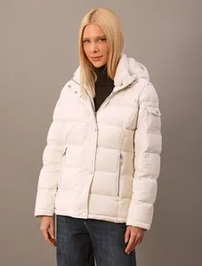 Jaqueta Calvin Klein Feminina Down Matelassê Botões e Capuz - Off White Jaqueta Calvin Klein Feminina Down Matelassê Botões e Capuz Off White m