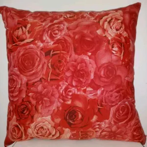 02 Capa de almofada vermelha em jaquard rosas 0,45x0,45