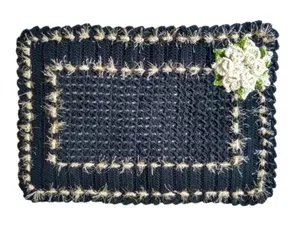Tapete Preto com flor branca de crochê Artesanal