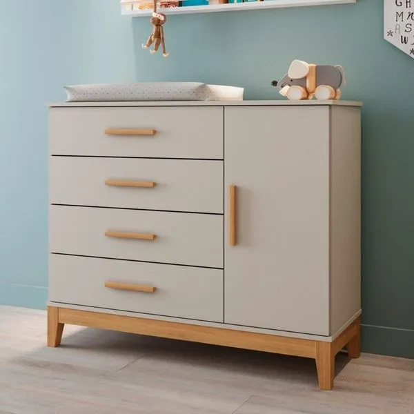Cômoda Infantil 4 Gavetas 1 Porta Fraldário 100% MDF com Pés em Madeira Hellen Off White/Bétula