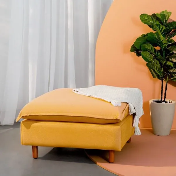 Puff Modular com Pé Madeira Sôma CabeCasa MadeiraOriginals Amarelo Mostarda Mostarda