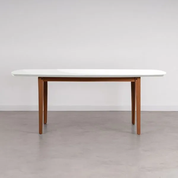 Mesa Oval 6 Lugares 1,8m Tampo Vidro e MDF Tiê CabeCasa MadeiraOriginals Amêndoa/Off White