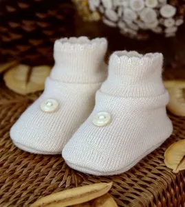 Sapatinho para Bebê Botão Tam. RN Bege -
