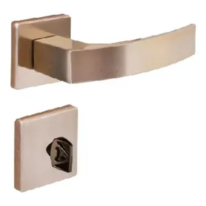 Fechadura Quadratta Curva para Banheiro em Bronze Latonado Porta de Madeira Aliança Importação Fechadura Quadratta Curva para Banheiro Bronze Latonado Aliança Importação