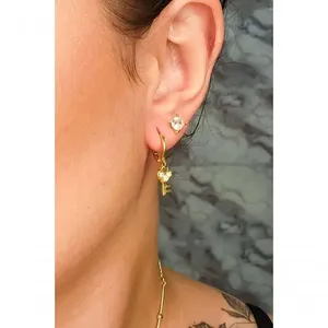 Brinco Argolinha com Chave Floratta Joias Banhado em Ouro 18k Dourado Feminino Brinco Argolinha com Chave Floratta Joias Banhado em Ouro 18k Dourado
