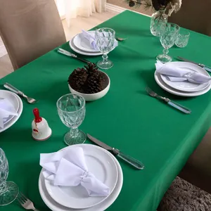 Toalha De Mesa Basic Lisa Oxford Decoração 1,45m X 1,40m Para 4 Lugares Verde 100% Poliéster