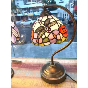 Abajur FA141-D22B Tiffany com Soquete para Lâmpada E27 e Cúpula em Vidro Pintado Dourado Abajur FA141-D22B Tiffany com Estrutura em Metal e Cúpula em Vidro Pintado Dourado