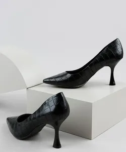 Scarpin Feminino Oneself Texturizado Croco Bico Fino Salto Taça Médio Preto 39
