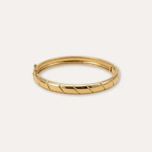 Bracelete Rígido Milliá Detalhes Banho Ouro em Metal Acabamento Polido Minimalista Feminino Bracelete Rígido Milliá Detalhes Banho Ouro em Metal com Acabamento Polido Feminino