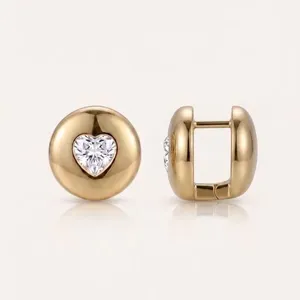 Argola Milliá com Detalhe de Coração Semijoia com Banho de Ouro Dourado para Mulheres Argola Milliá Detalhe de Coração Semijoia Banho de Ouro Dourado