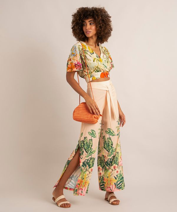 calça pantalona estampada flor de jambo cintura super alta com fenda além dos mares salvador preta gil rosa 40