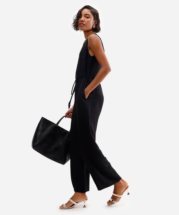 macacão de viscose com cinto texturizado preto M