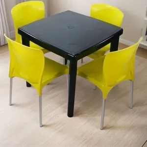 Conjunto Mesa Quadrada e 4 Cadeiras com Pés de Alumínio Estrutura em Plástico Assentos Confortáveis Empilhável Preto Conjunto Mesa Quadrada e 4 Cadeiras com Pés de Alumínio Estrutura em Plástico Assentos Confortáveis