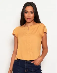 Blusa Feminina Manga Curta Com Abertura Recorte Mostarda M