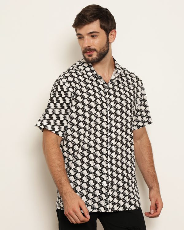 Camisa Masculina Manga Curta Estampada Preta 4