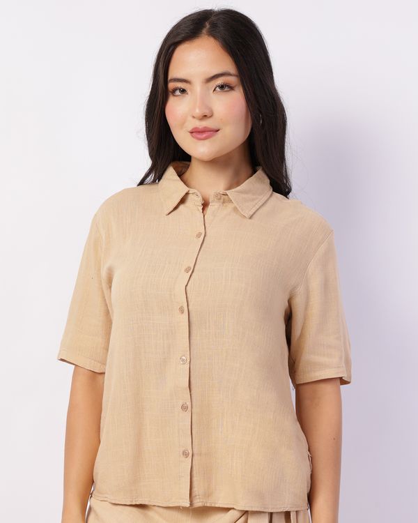 Camisa Feminina Berry & Co. Viscolinho Manga Curta Bege M