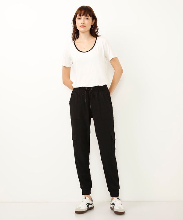 calça jogger bolsos cargo texturizada - preto G