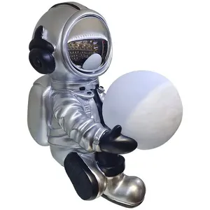 Estatueta Astronauta Com Globo Resina Preto 13x16x21cm LM2854 - honeyhome