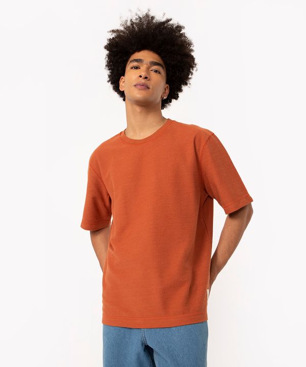 camiseta oversized texturizada manga curta marrom GG