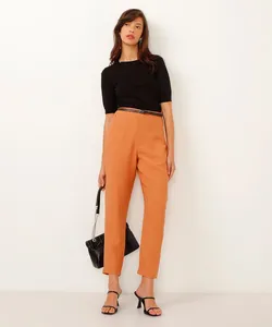 calça de alfaiataria carrot com pregas marrom 42