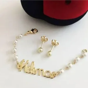 Conjunto Pulseira Manuscrito Infantil + Brinco Pérola Banho De Ouro