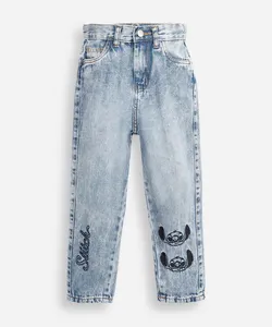 calça mom jeans infantil com bordadado stitch azul 10