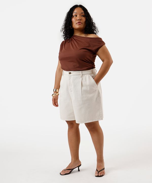 bermuda feminina de sarja com pregas plus size bege 50