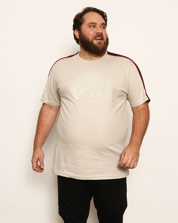 Camiseta Plus Size Masculina Estampa Frontal Gangster Manga Curta Bege G1