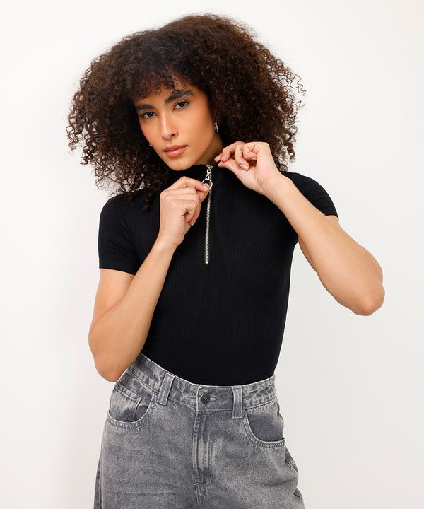 blusa canelada com zíper de argola manga curta preto P