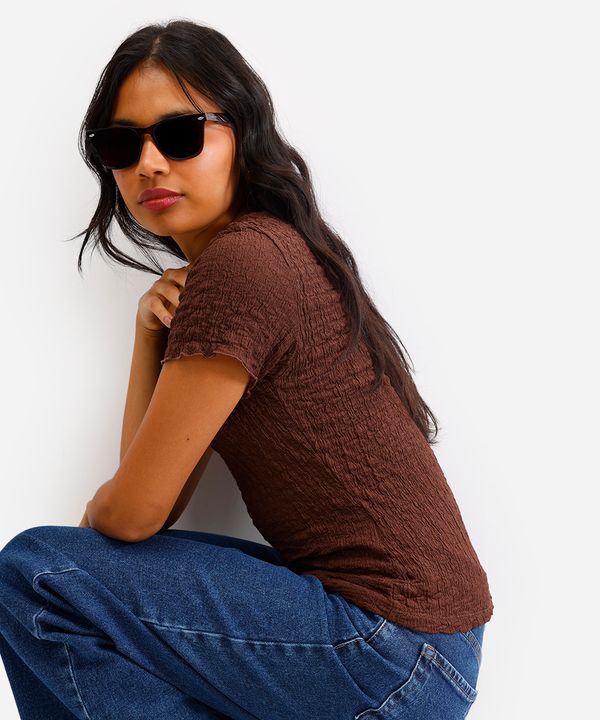 blusa feminina manga curta texturizada marrom escuro M